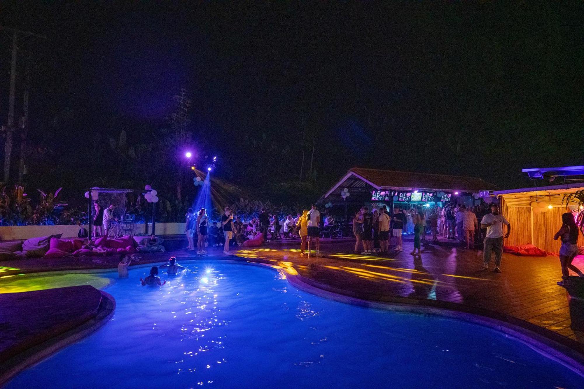 Base Party Hostel Ao Nang Buitenkant foto