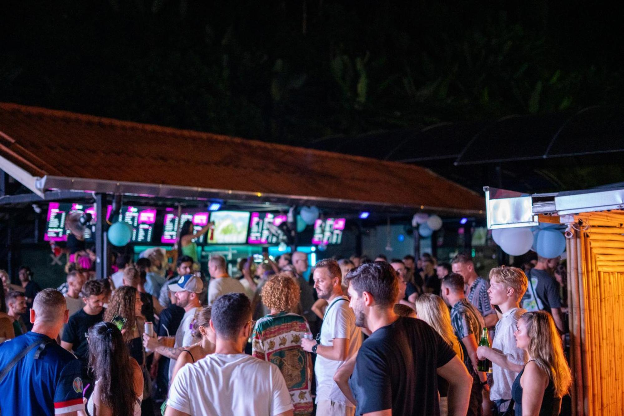 Base Party Hostel Ao Nang Buitenkant foto
