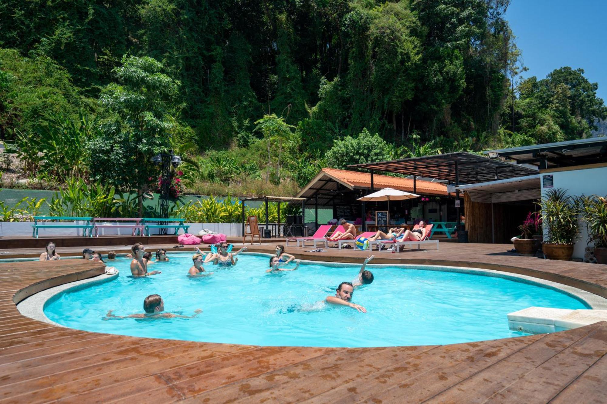 Base Party Hostel Ao Nang Buitenkant foto