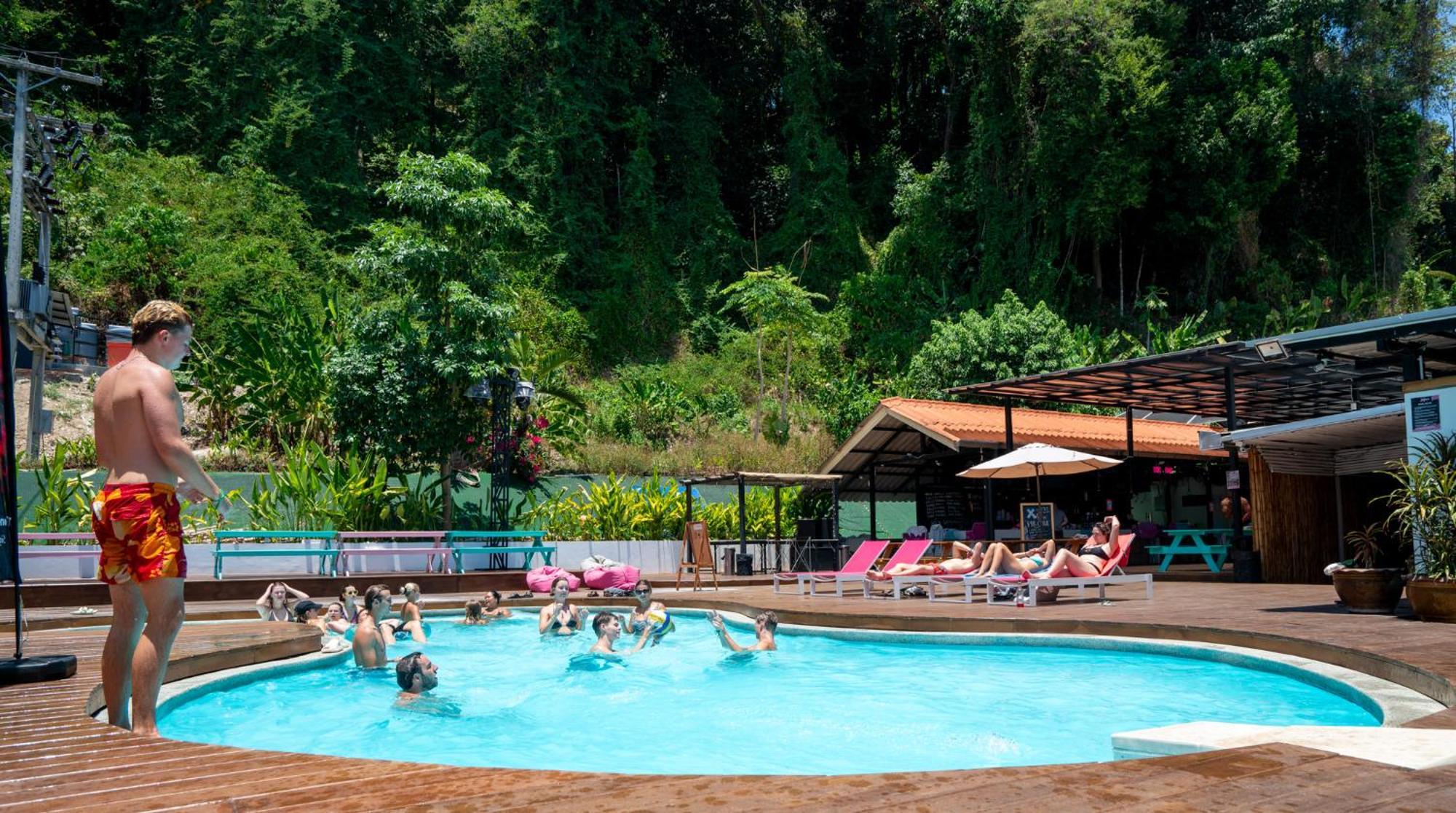 Base Party Hostel Ao Nang Buitenkant foto